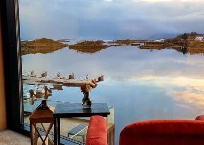 Bilde av lenestol i suite med havutsikt på Ringstad Resort.
