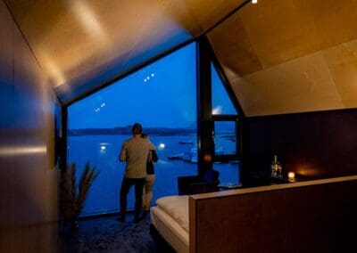 Bilde av suite med havutsikt på Ringstad Resort. Et par koser seg med den flotte havutsiken.