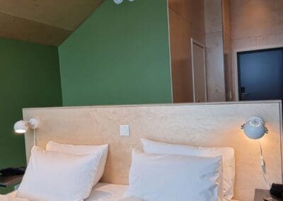 Bilde av seng i suite med havutsikt på Ringstad Resort.