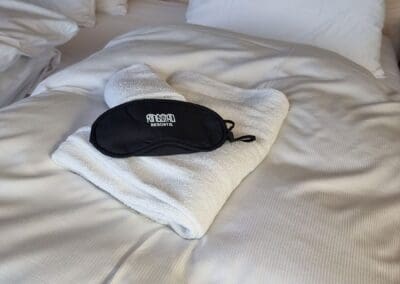 Bilde av seng i suite med havutsikt på Ringstad Resort.